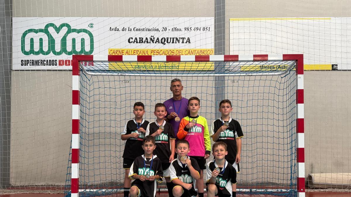 Equipo benjamín B del colegio público de Cabañaquinta, ganadores de los juegos deportivos del Principado