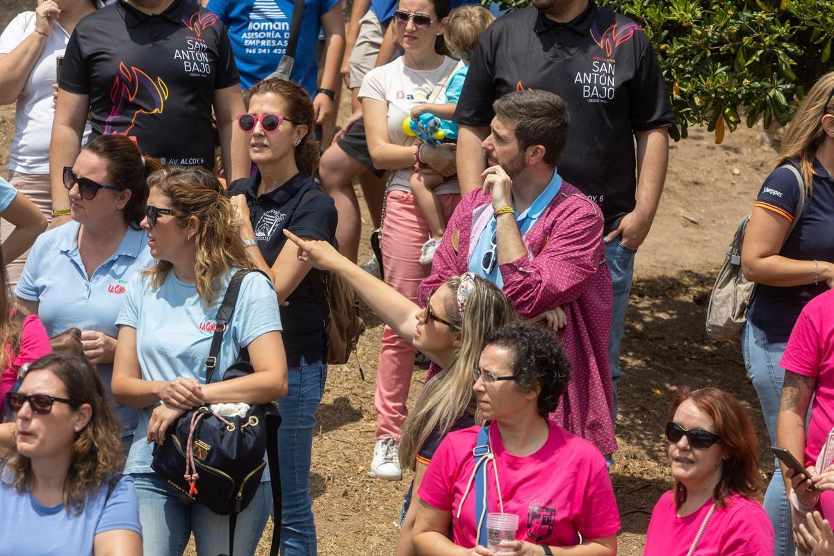 Desfile de politicos en las paellas de Hogueras en el parque Lo Morant de Alicante