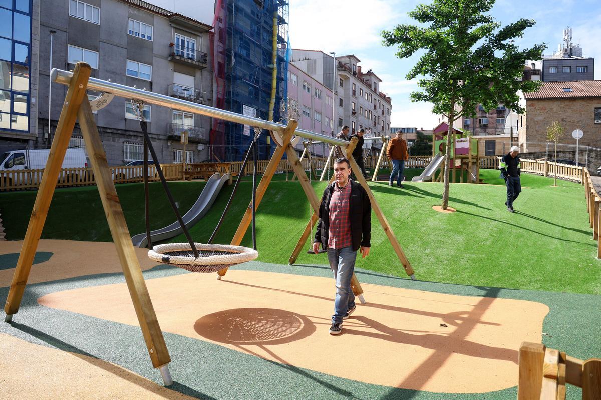 El concelleiro Xaquín Moreda visita el nuevo parque infantil de As Regas.