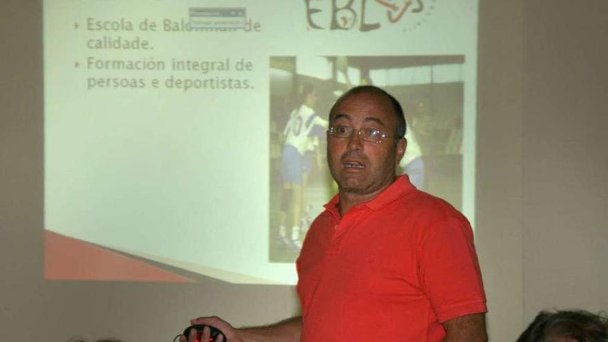 José Couso explicando la dinámica de la Escola de Balonmán del Balonmán Lalín. // Bernabé/Gutier