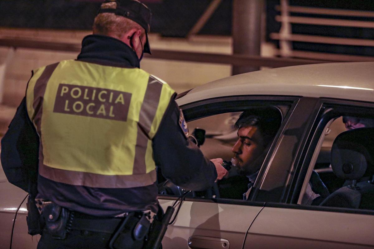 Un policía somete a un joven conductor a la prueba de alcoholemia en una imagen reciente en Elche