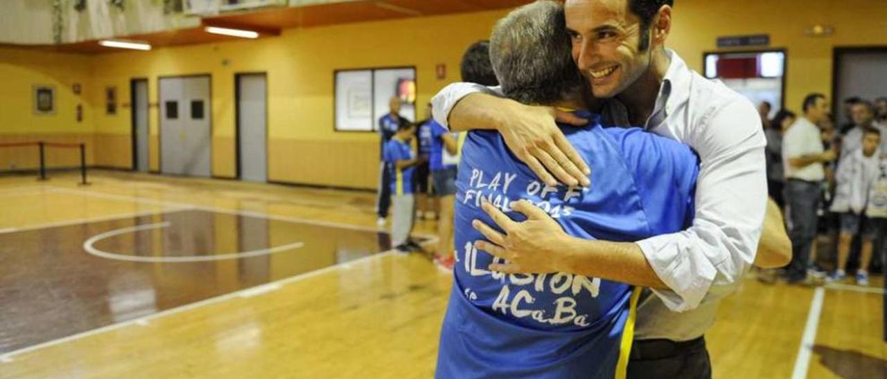 El presidente del COB, Antonio Gavilanes, se abraza a un aficionado en el acto de apoyo al equipo. // Brais Lorenzo