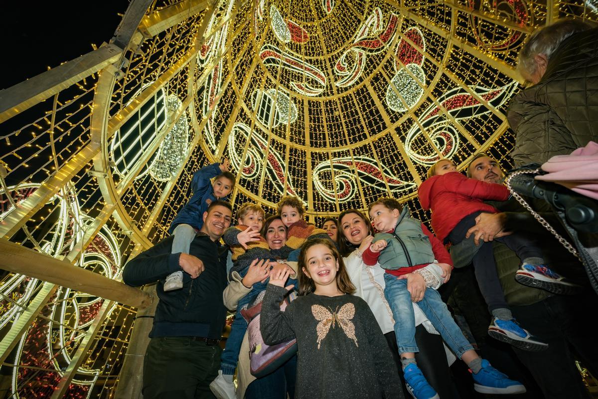 Los ciudadanos se fotografían en el árbol gigante de la plaza España.