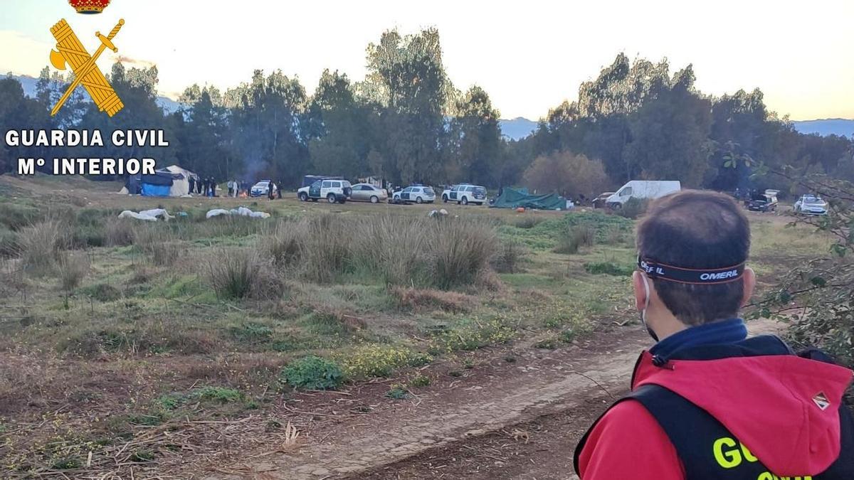 Los agentes de la Guardia Civil de Badajoz durante la actuación en el asentamiento de Montijo en el que se detuvo a los seis acusados.