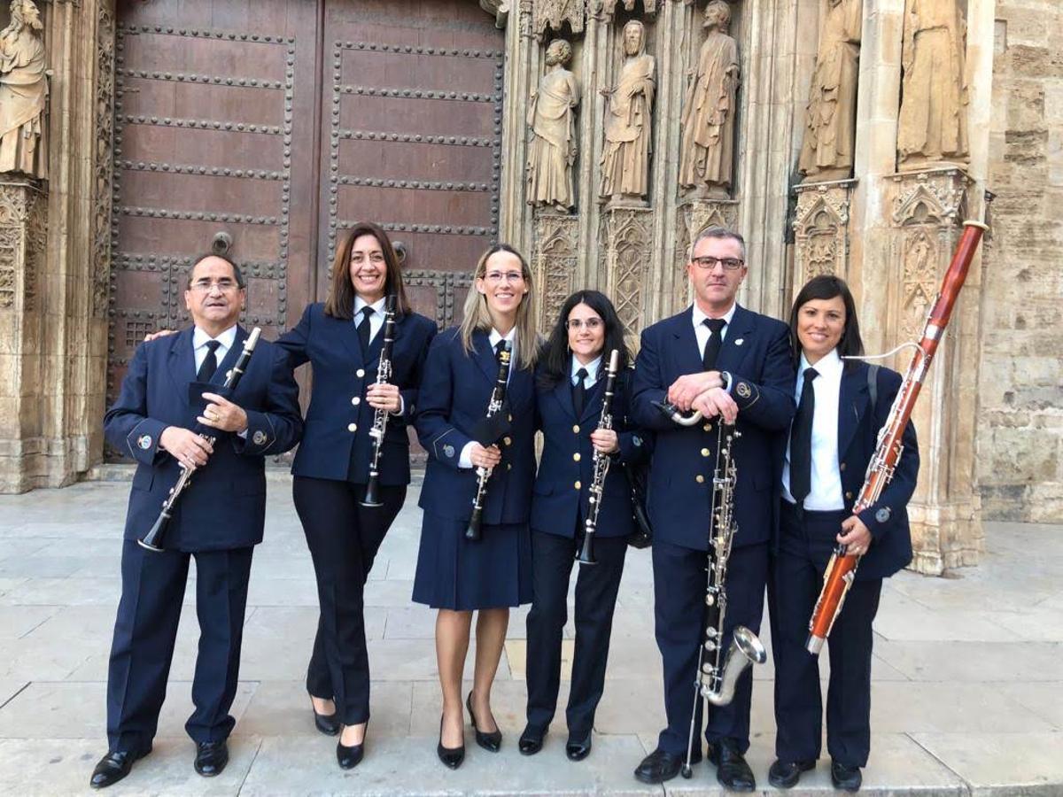 La primera candidata mujer a la presidencia (segunda de la izquierda) con algunos miembros de la agrupación.