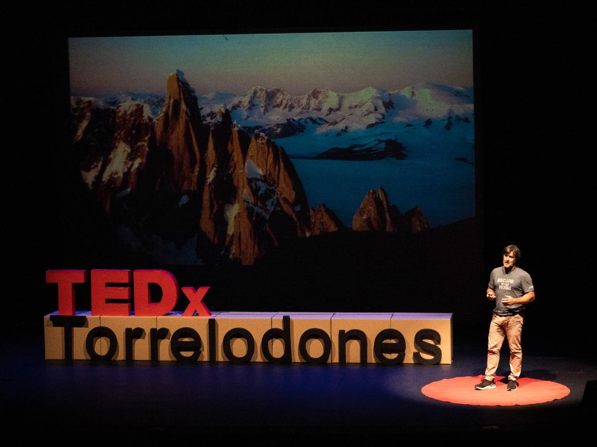 Carlos Suarez en un charla TED