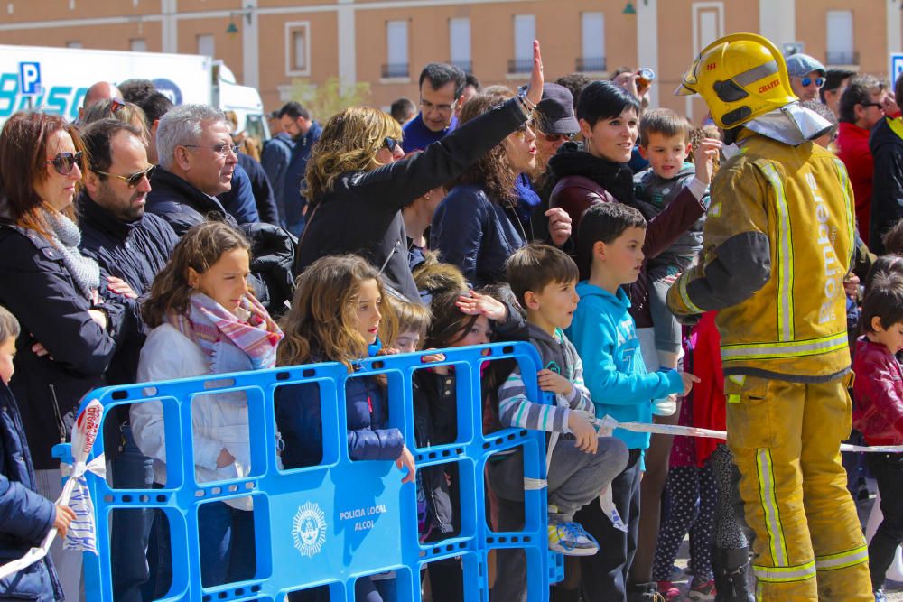 Los bomberos protagonizan rescatan a dos personas tras un accidente de tráfico ante numeroso público