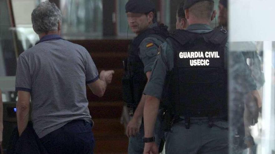 Ángel María Villar en la sede de la Federación con la Guardia Civil.