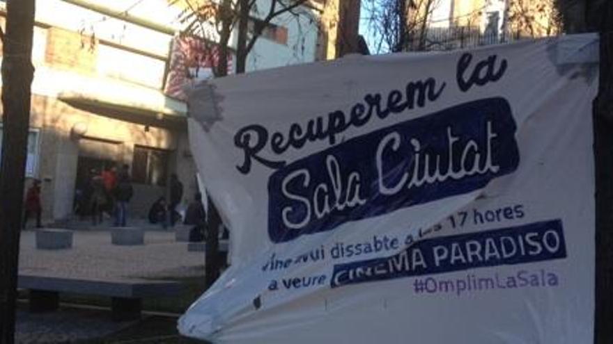 Un grup de joves ocupa la Sala Ciutat, que ha de ser enderrocada imminentment