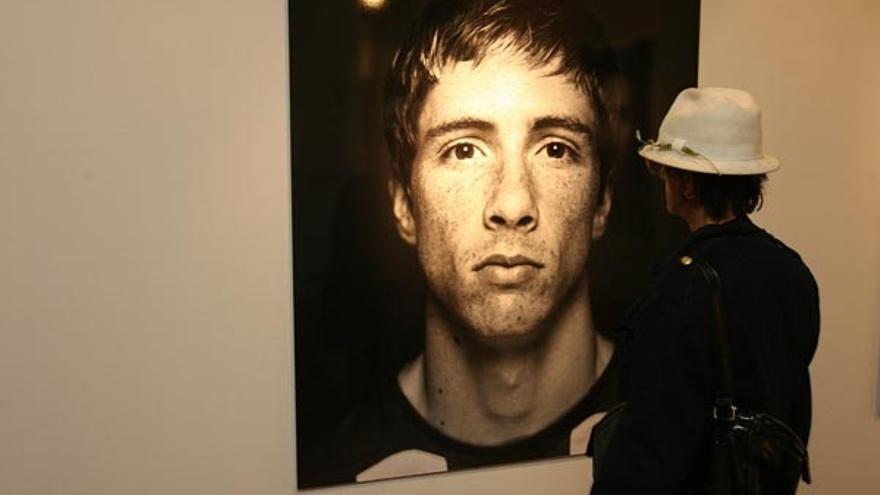 Una mujer contempla la foto de Fernando Torres.