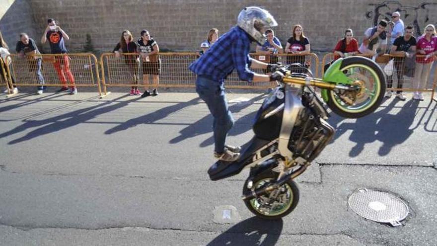 Acróbata durante la exhibición de este fin de semana, en la concentración de motos de Benavente.