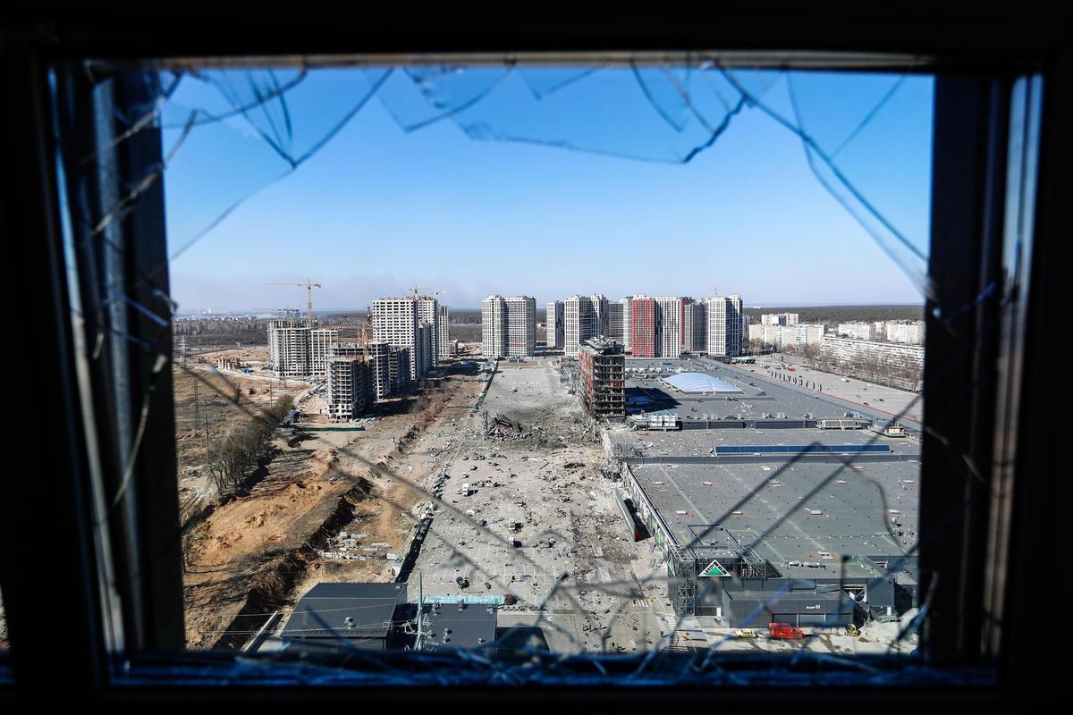 Una ventana rota en el distrito Podilskyi de Kiev, la capital de Ucrania