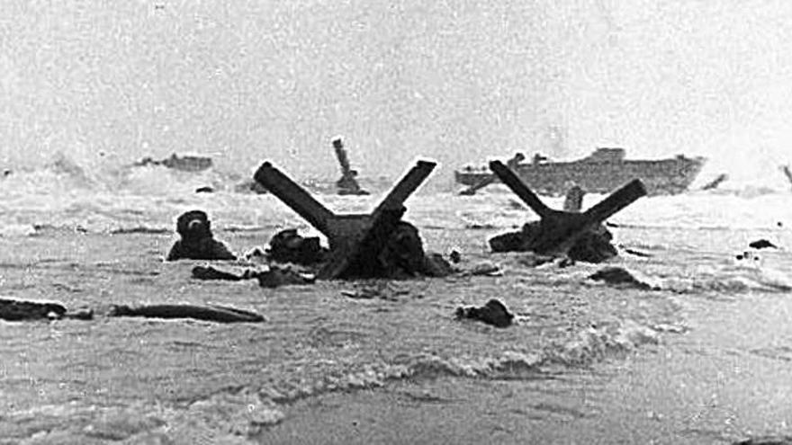 Una de las “ocho fotos” de los momentos más críticos del desembarco de las tropas norteamericanas en la playa de Omaha.