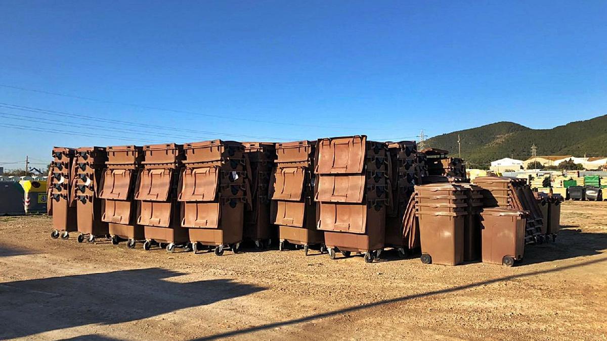Imagen de los contenedores marrones para la recogida de residuos orgánicos en Can Bufí. | ZOWY VOETEN
