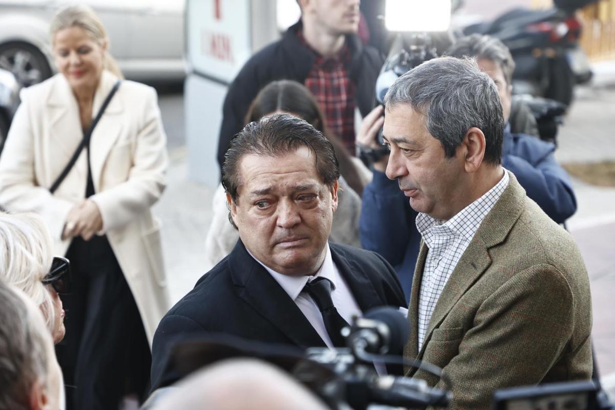 El Soro y Vicente Barrera se abrazan en la capilla ardiente de Arévalo en València