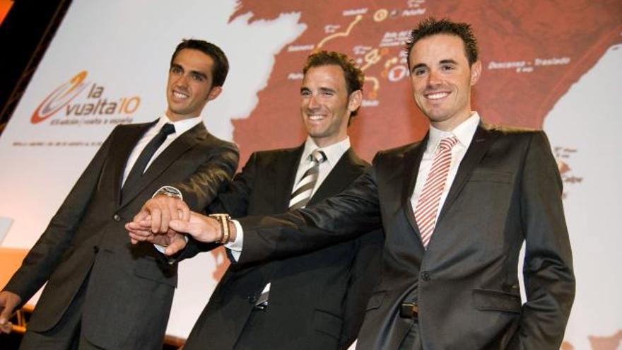 Los ciclistas Alberto Contador (i), Alejandro Valverde (c), y Samuel Sánchez (d), posan para la prensa al finalizar la presentación de la LXV edición de la Vuelta Ciclista a España hoy en el Palacio de Congresos y Exposiciones de Sevilla.