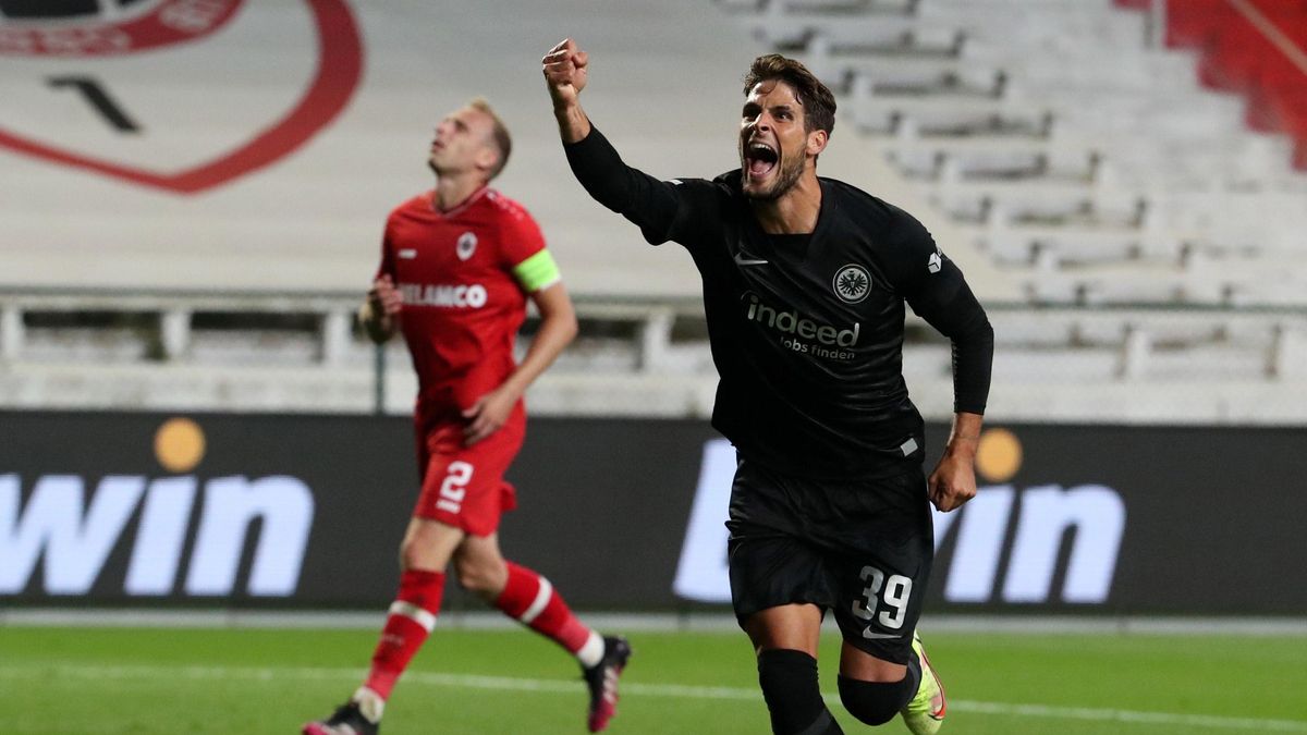 Paciencia celebra un gol con el Eintracht.