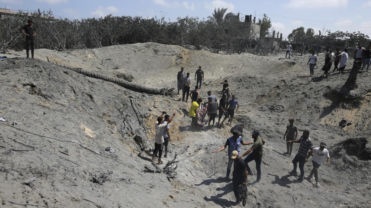 Palestinos buscan cadáveres y supervivientes en un lugar alcanzado por un bombardeo israelí en Khan Younis, sur de la Franja de Gaza, sábado 13 de julio de 2024. El ejército israelí dijo el jueves 1 de agosto de 2024 que ha confirmado que el jefe del ala militar de Hamás, Mohammed Deif, murió en un ataque aéreo en Gaza en julio.