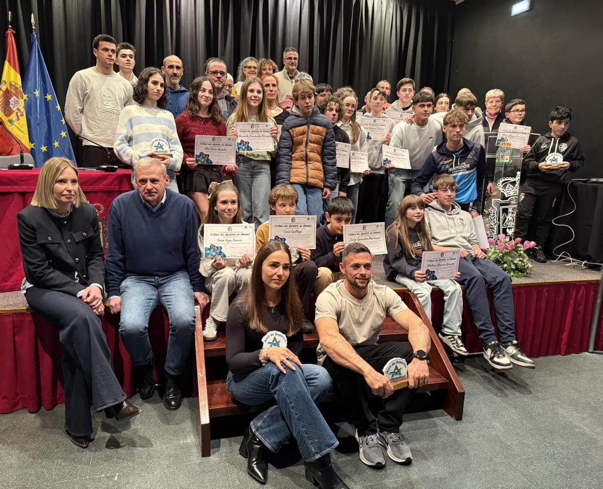 Foto de familia de los galardonados y las autoridades.