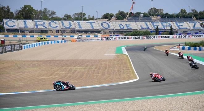 Los pilotos compiten durante la carrera de MotoGP del Gran Premio de España en el circuito de Jerez de la Frontera.