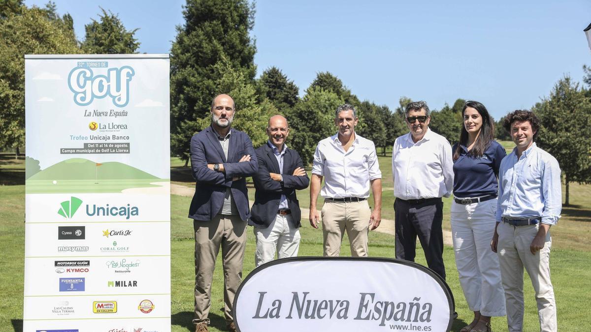 Por la izquierda, Fran Costales, Director de Negocio de LA NUEVA ESPAÑA; Ignacio Martínez, director de la Zona Norte de Banca Privada de Unicaja; Jorge Pañeda, concejal de Deportes del Ayuntamiento de Gijón; Arturo Zarauza, director deportivo del campo de golf de La Llorea; María Jesús Rodríguez, madre de Deva Díaz, diagnosticada con el síndrome de Angelman; y Ignacio Fernández, gerente de Golf and Golf