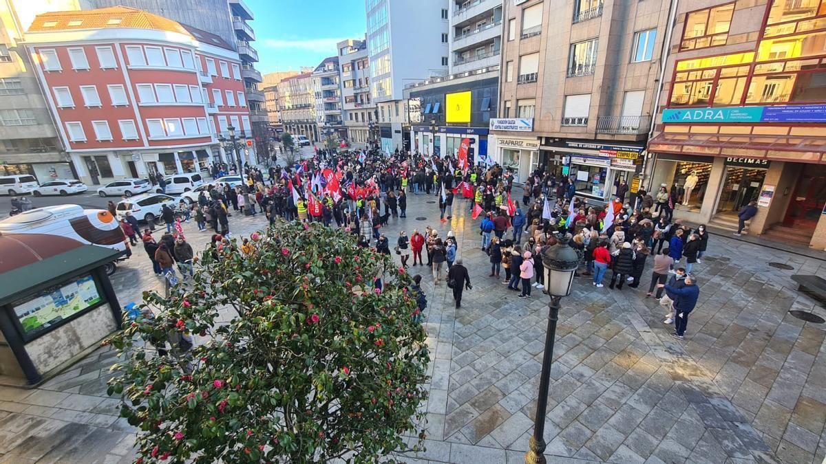 La protesta convocada en Vilagarcía por CIG, CC OO y UGT para reclamar un convenio &quot;justo&quot; para la conserva.