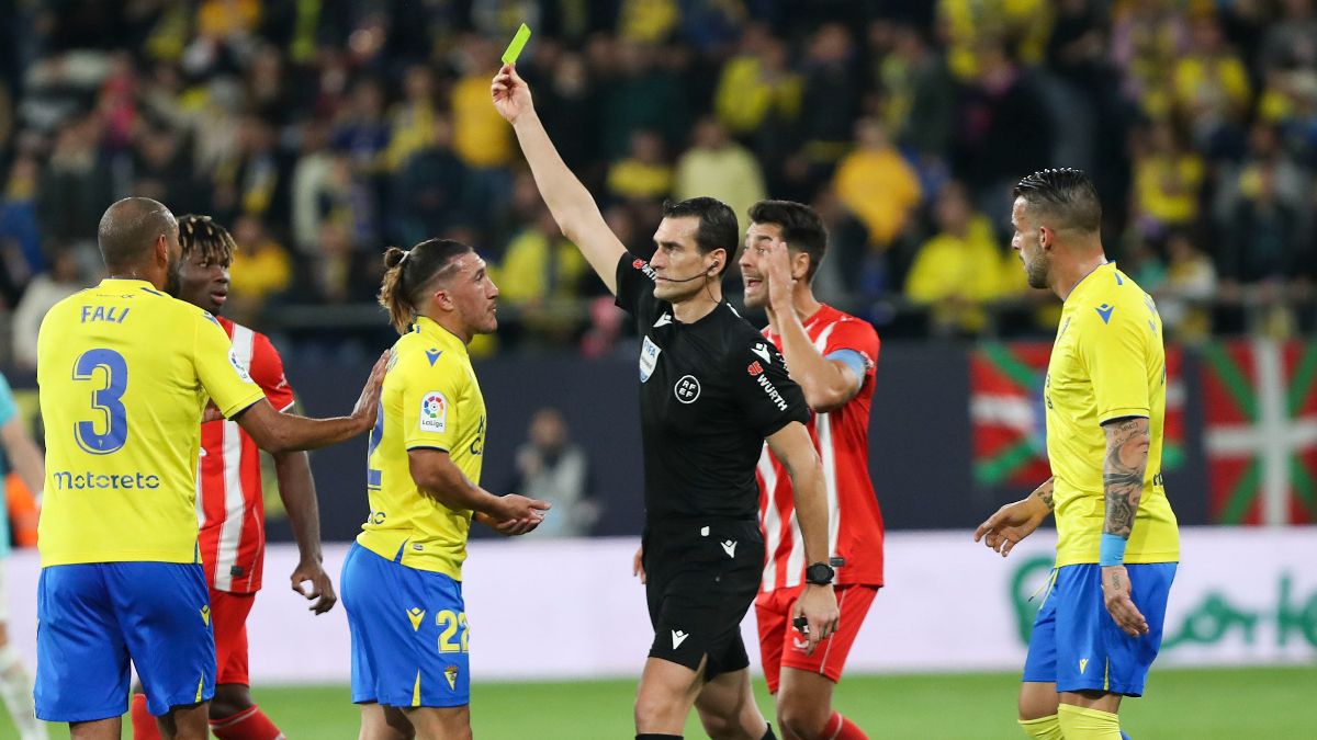Martínez Munuera muestra la tarjeta amarilla a &quot;Fali&quot; Jiménez durante el partido de Liga ante el Almería