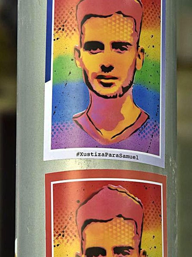 Carteles con la imagen de Samuel en una calle de A Coruña.