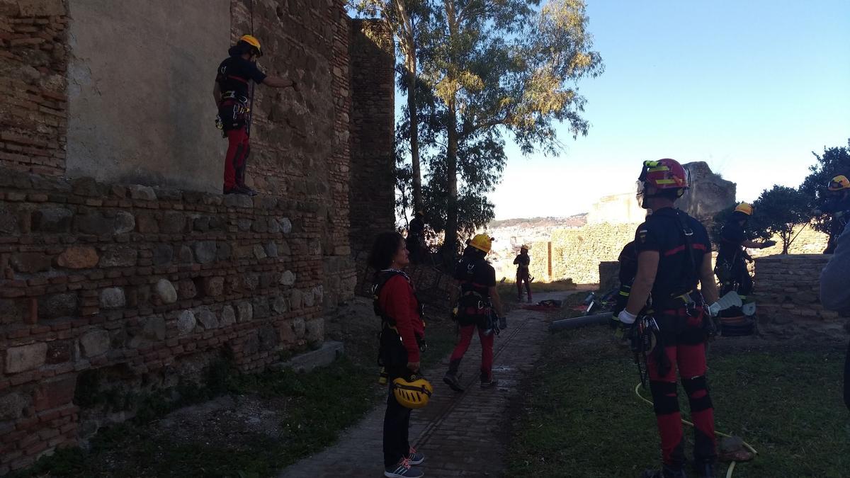 Los bomberos  inspeccionan dos pozos en la Alcazaba y Gibralfaro. Foto: Alejandro Santana Almendro