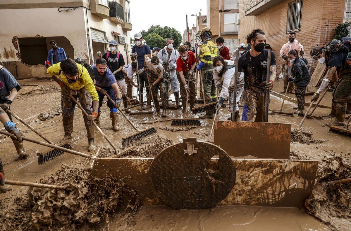 08/11/2024 Varios voluntarios limpian calles en Masanasa, a 8 de noviembre de 2024, en Valencia, Comunidad Valenciana (España). Diez días después de la tragedia, los servicios de emergencia apuran hasta el límite la búsqueda de desaparecidos por la DANA en Valencia. El número de víctimas mortales se mantiene en 219 y los desaparecidos por el momento, son 78. Hoy, el Gobierno ha anunciado que el próximo Consejo de Ministros aprobará nuevas ayudas para los afectados de la DANA, que se van a poder devolver en cinco o siete años. SOCIEDAD Rober Solsona - Europa Press