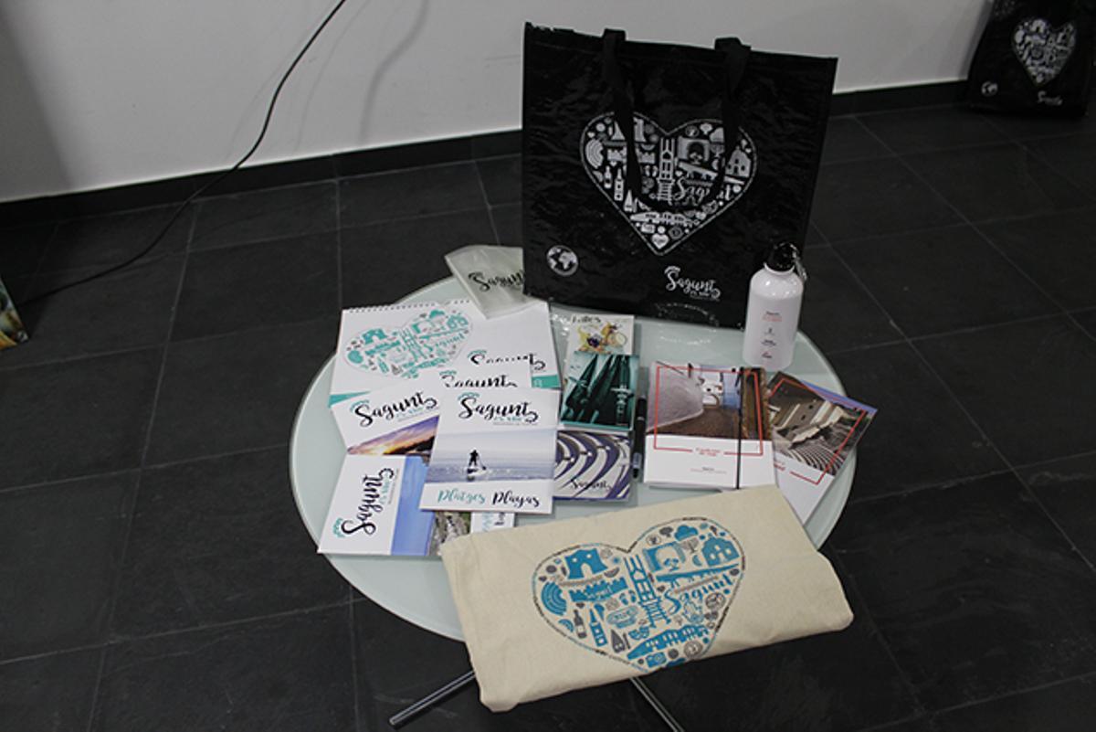 Merchandising de una edición de Fitur.