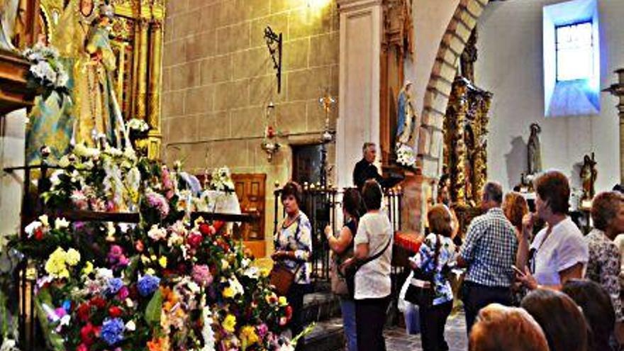 Ofrenda de flores a la Virgen.