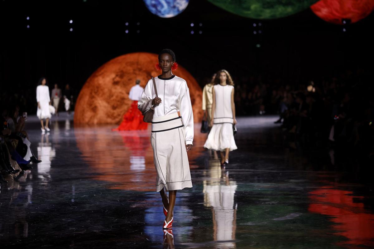 Paris (France), 06/10/2025.- Models present creations from the Spring/Summer 2026 collection by French designer Matthieu Blazy for Chanel fashion house during Paris Fashion Week in Paris, France, 06 October 2025. The presentation of the women's ready-to-wear collections runs from 29 September to 07 October 2025. (Moda, Francia) EFE/EPA/YOAN VALAT