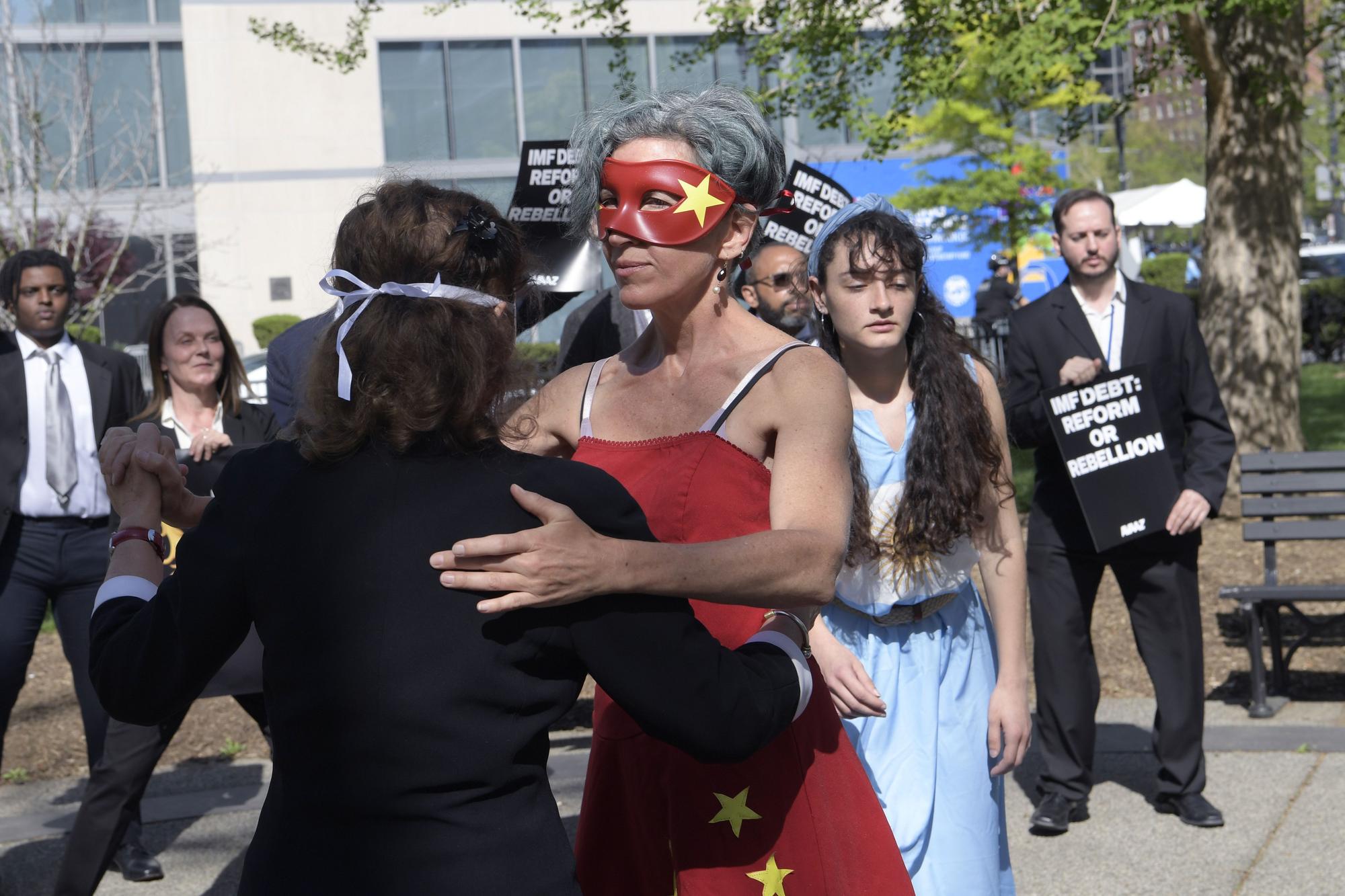 Un tango frente al FMI para concienciar sobre deuda y clima