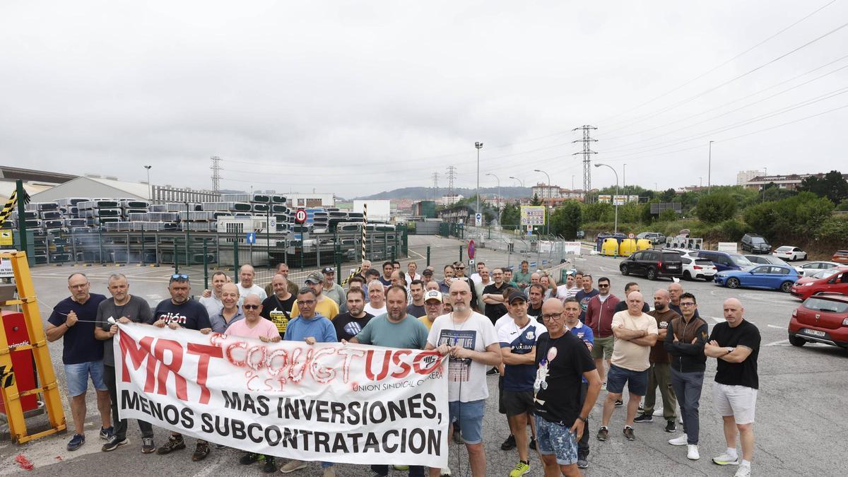 Trabajadores de Moreda Trefilerías en una protesta a las puertas de la factoría.