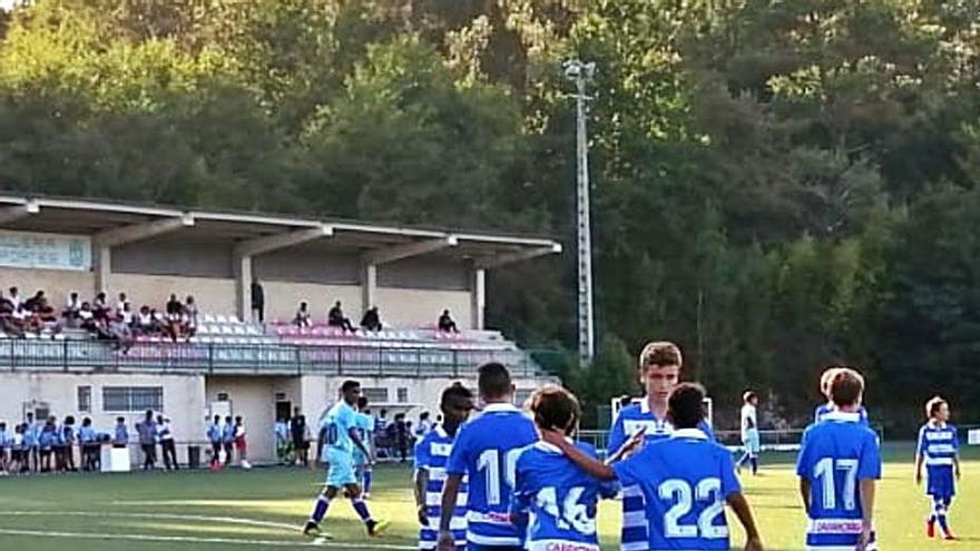 Un partido en el campo de fútbol de Ponteareas.   | // D.P.