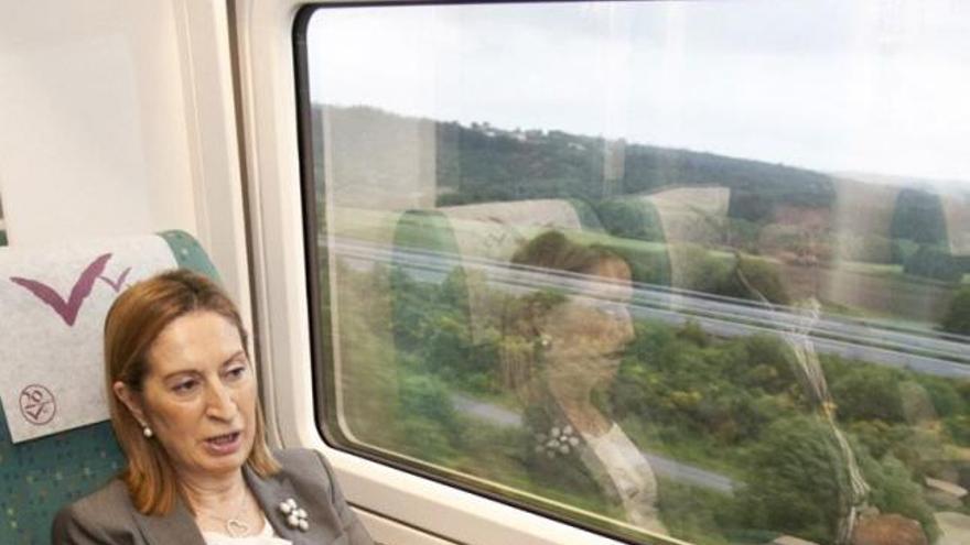 La ministra Ana Pastor, viajando en los nuevos trenes híbridos a Galicia.