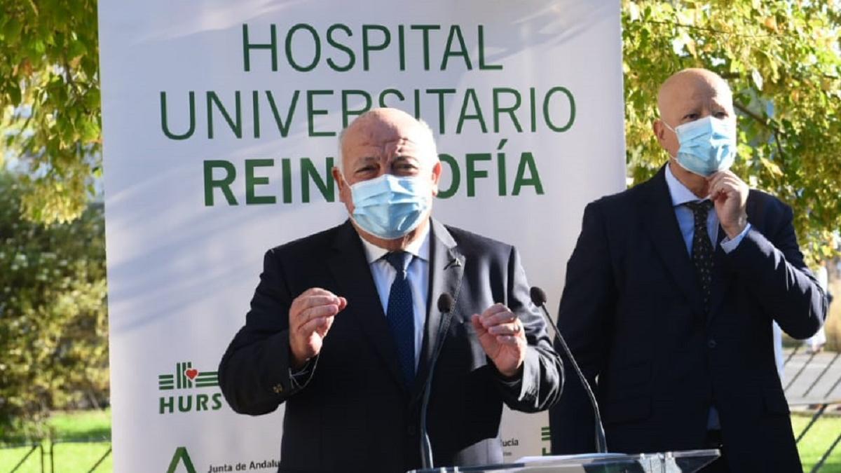 El consejero de salud, Jesús Aguirre, junto al de Educación, Javier Imbroda, en un acto en el hospital Reina Sofía donde se ha referido a la normalidad que traerá el nivel de riesgo 0.