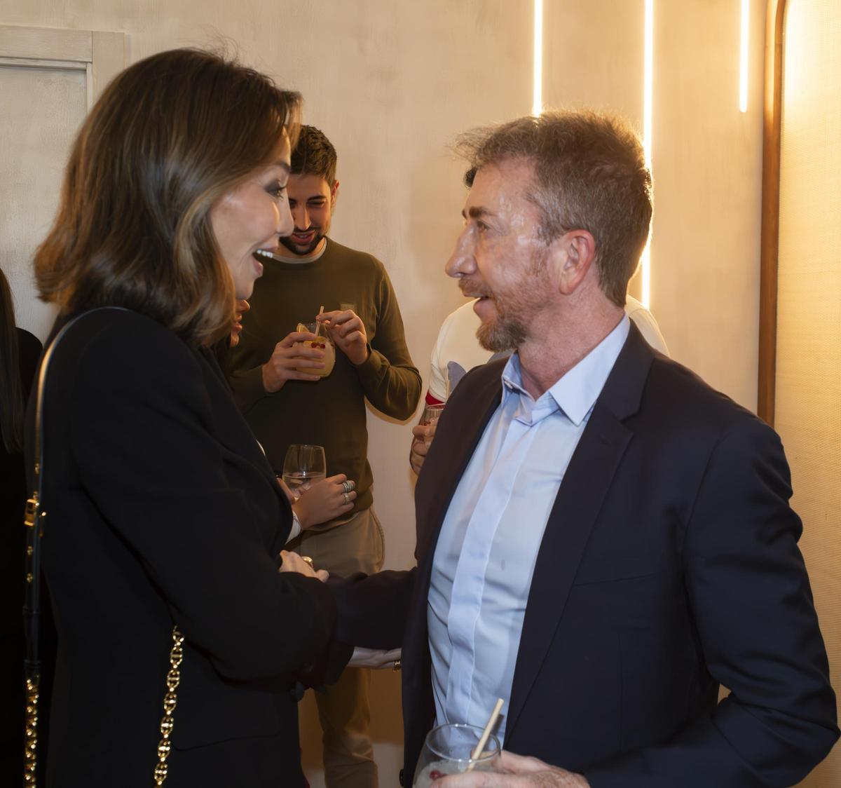 Isabel Preysler charlando con Pablo Motos en el evento de Maribel Yébenes.