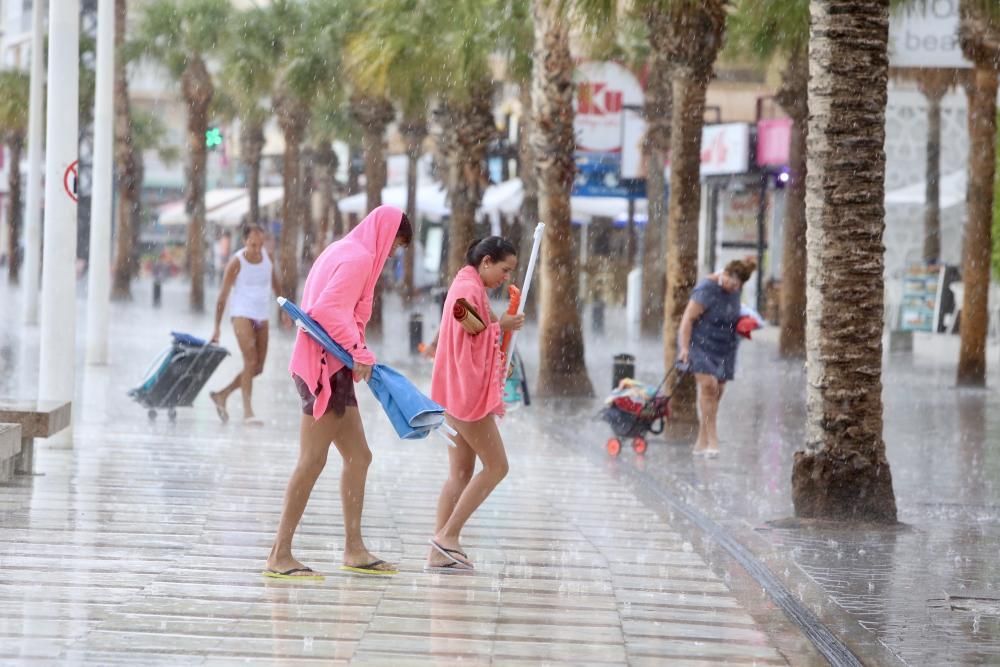 Una fuerte tormenta descarga en Benidorm