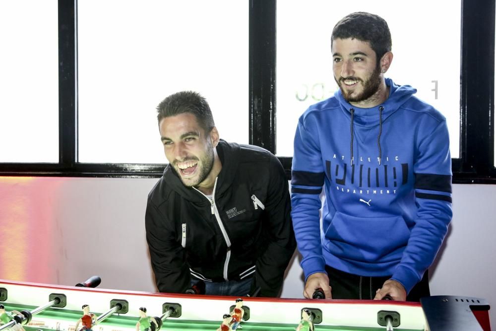 Acto en el Carlos Tartiere en el que varios futbolistas juegan al futbolín con aficionados