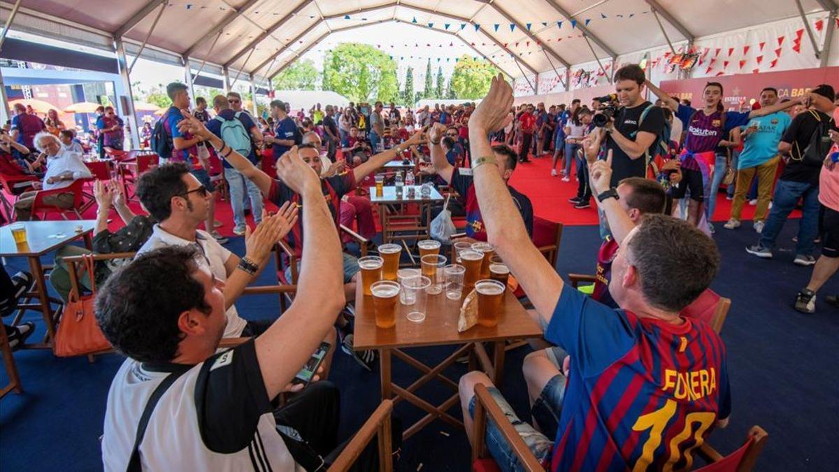 La 'Fan Zone' blaugrana, a rebosar junto al estadio bético