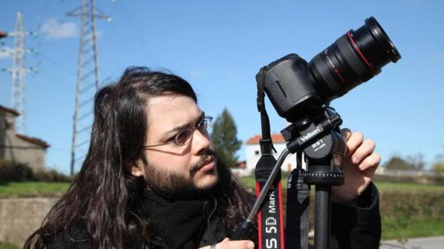 Guillermo G. Peydró, filmando las instalaciones de MIna La Camocha.