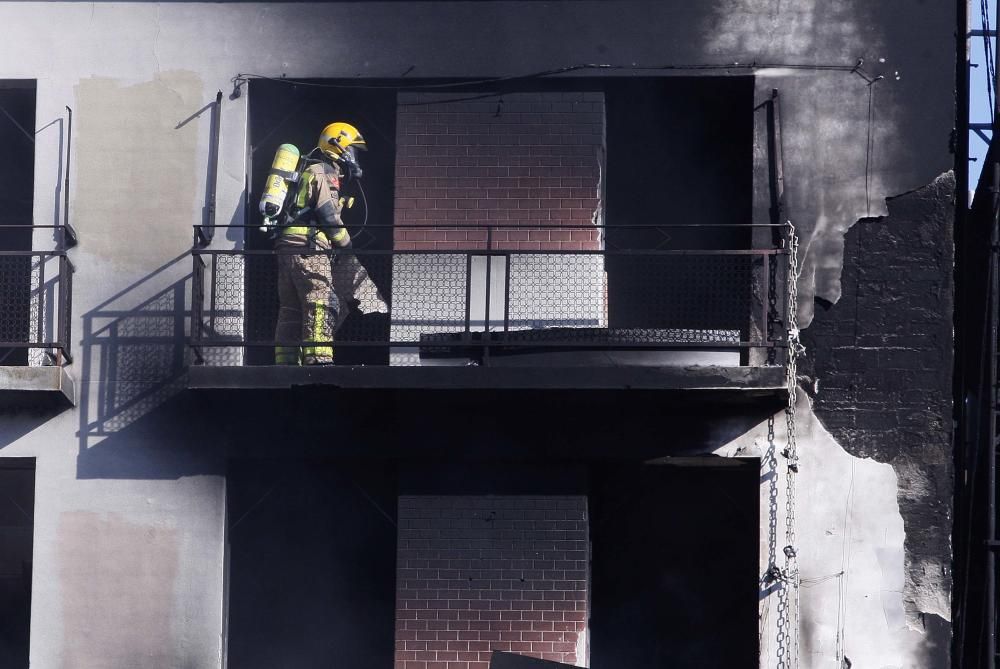 Incendi en un edifici del carrer del Carme de Girona.