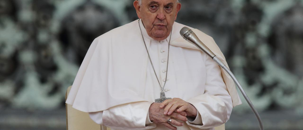 El Papa afirma que los cotilleos son &quot;cosas de mujeres&quot; tras la controversia sobre los homosexuales