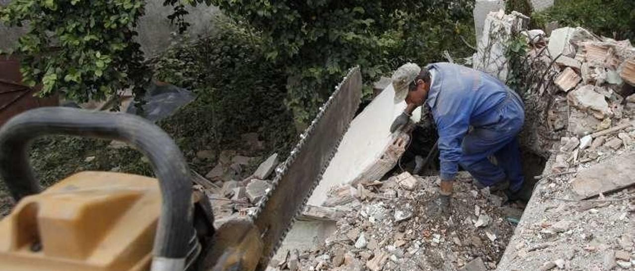 Demolición de una casa en ruinas en Cruces en 2013. // Bernabé/Gutier