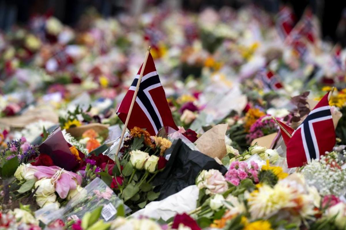 Una multitud de personas se reúnen en la Plaza del Palacio de Oslo con velas y flores tras la muerte del rey Harald.