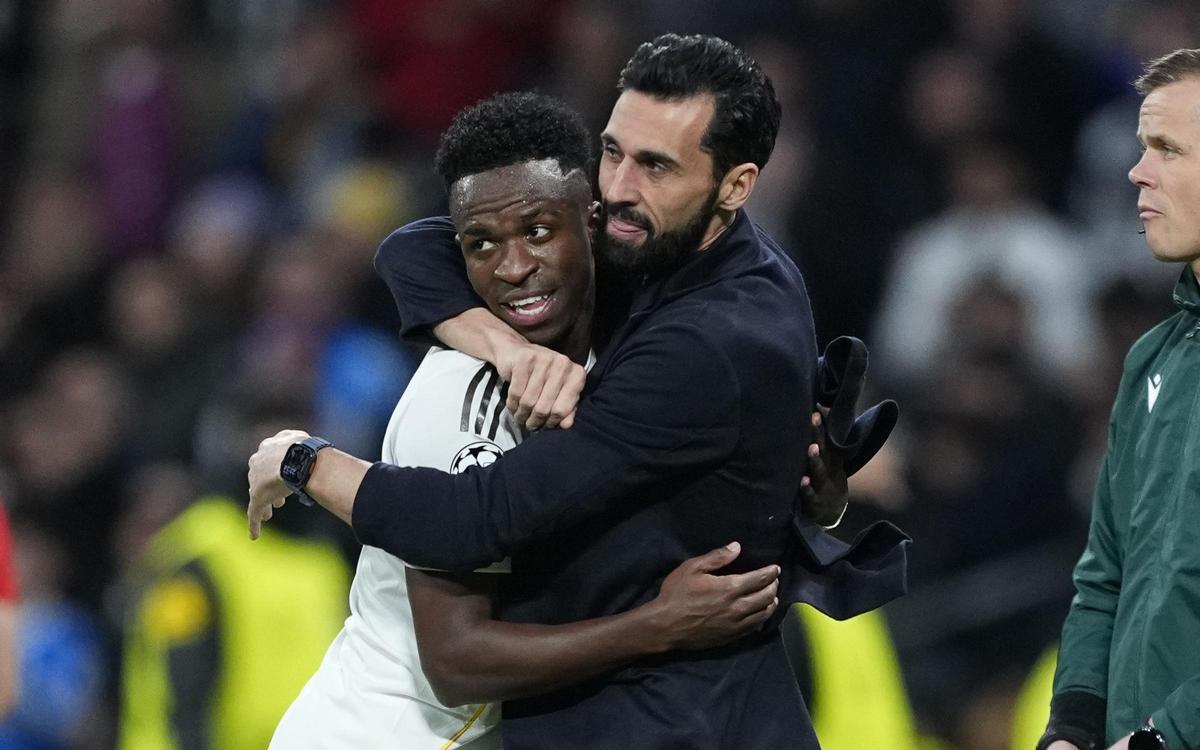 El postizo abrazo de Arbeloa, técnico del Madrid, con Vinícius.