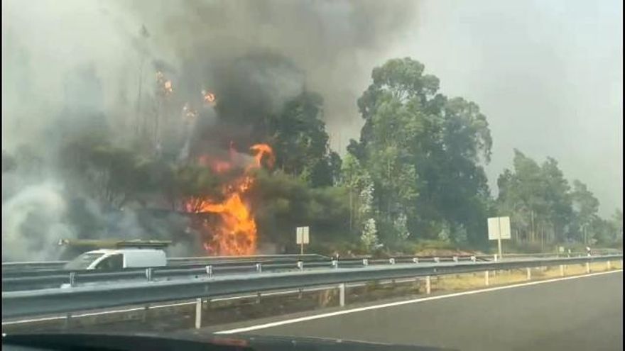 Un incendio cerca la A-52 a su paso por As Neves