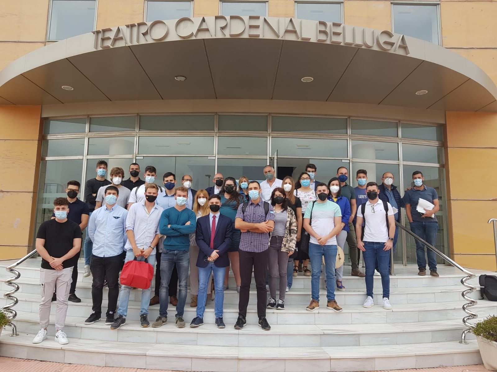 Foto de familia en la puerta del Teatro Cardenal Belluga de SanFulgencio entre algunos miembros del Comisionado del Plan Vega Renhace y los 26 técnicos que han presentado los Planes de Emergencia y Planes de Inundación de la comarca